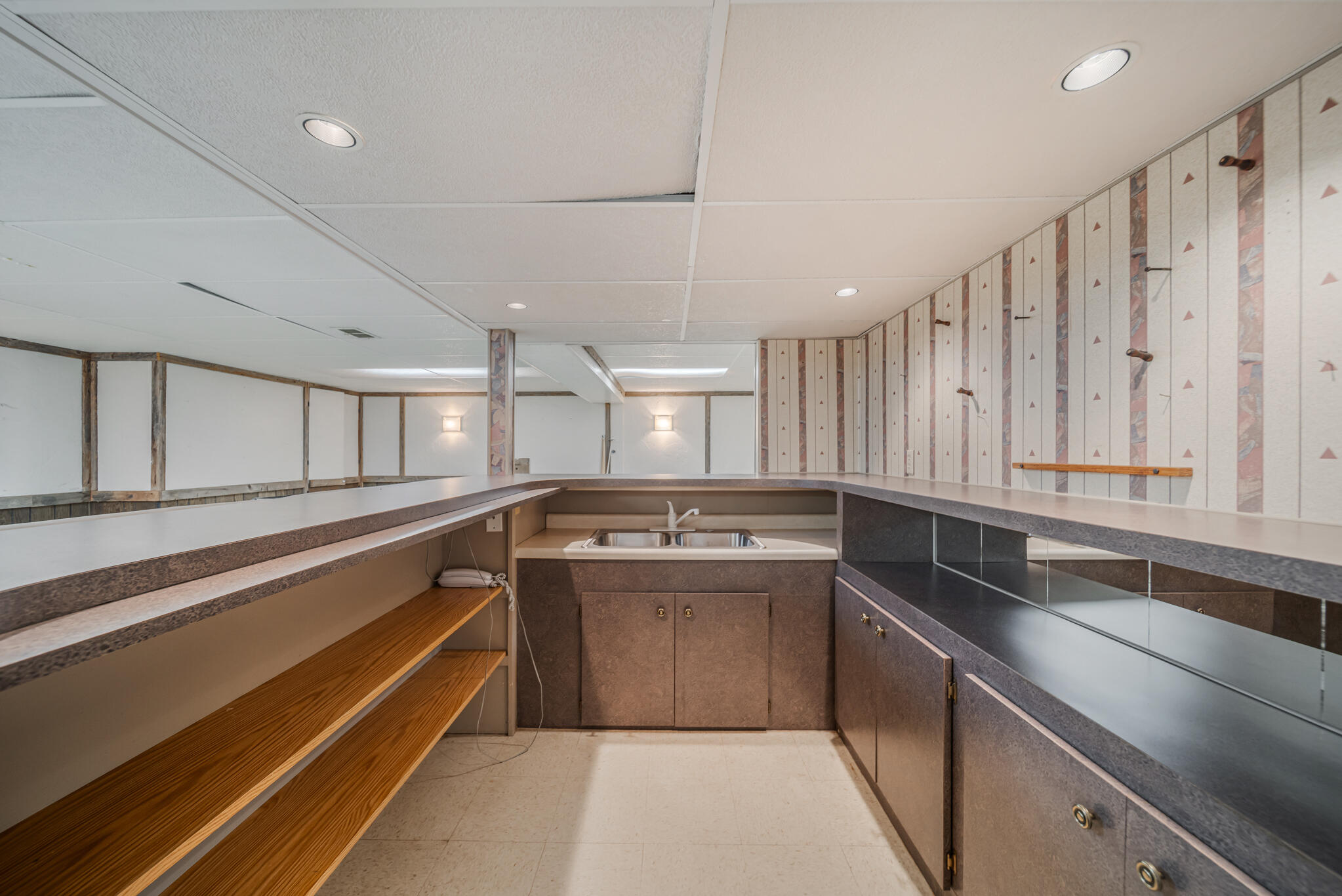 2864 North Apache Road Sheboygan, WI 53083 - Photo 29 of 41 Bar 2