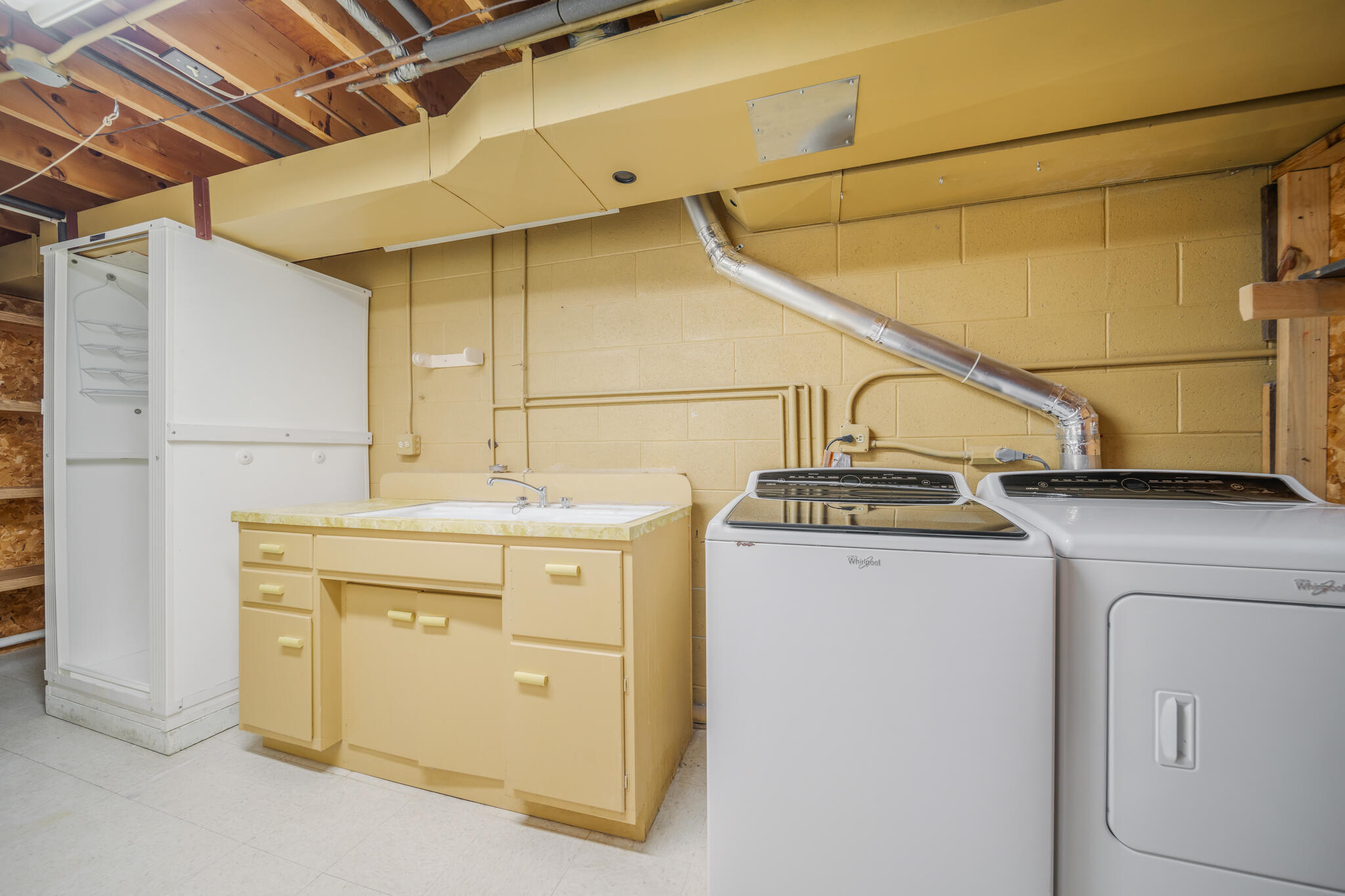 2864 North Apache Road Sheboygan, WI 53083 - Photo 32 of 41 Laundry area