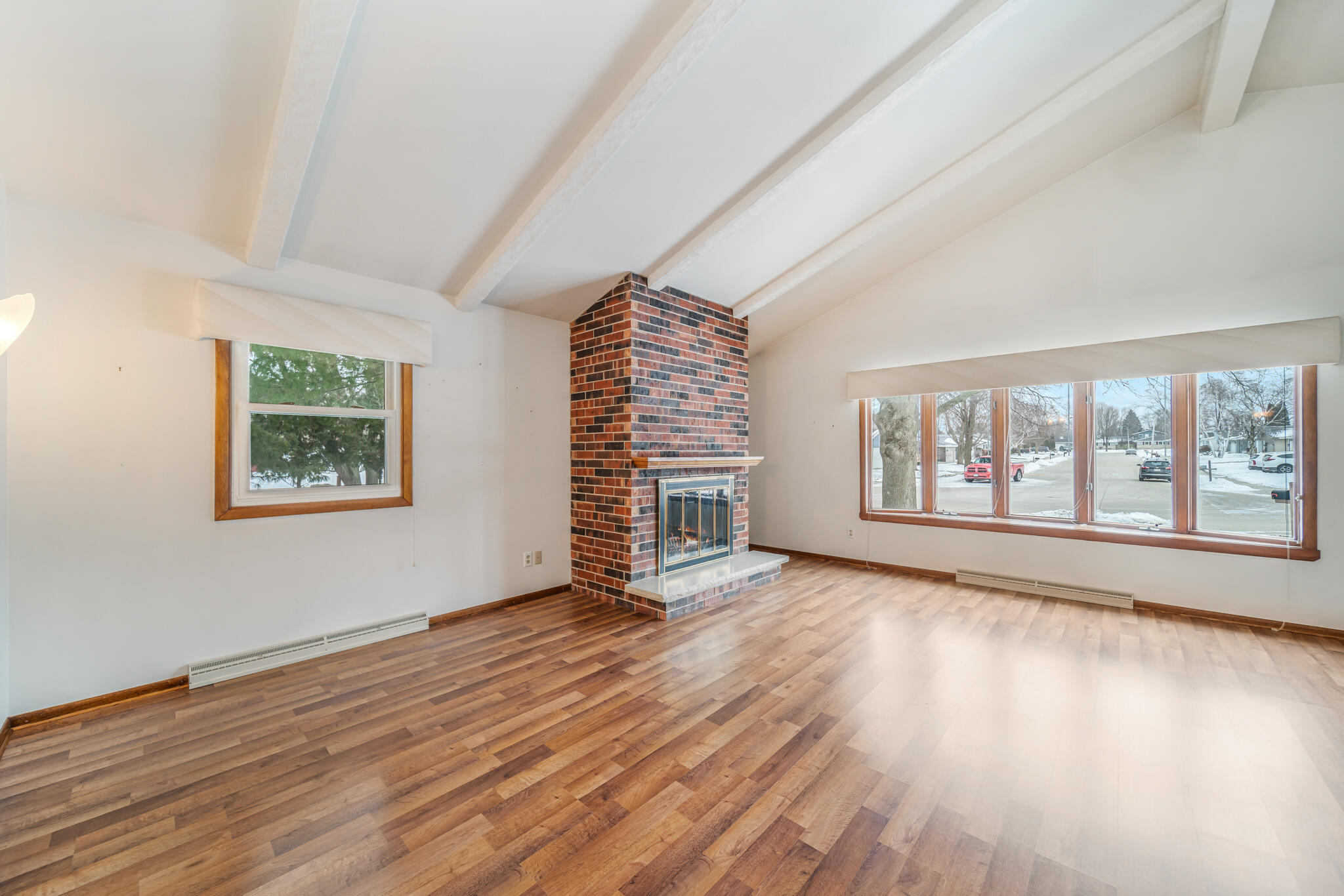 2864 North Apache Road Sheboygan, WI 53083 - Photo 9 of 41 Livingroom 1