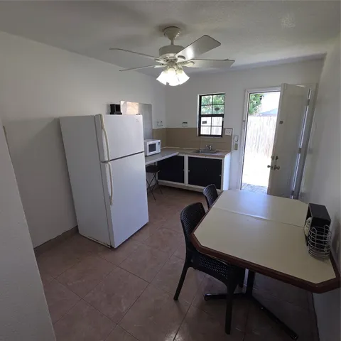 $900 | 10834 Cayman Mist Drive, Unit 3, Houston, TX 77075