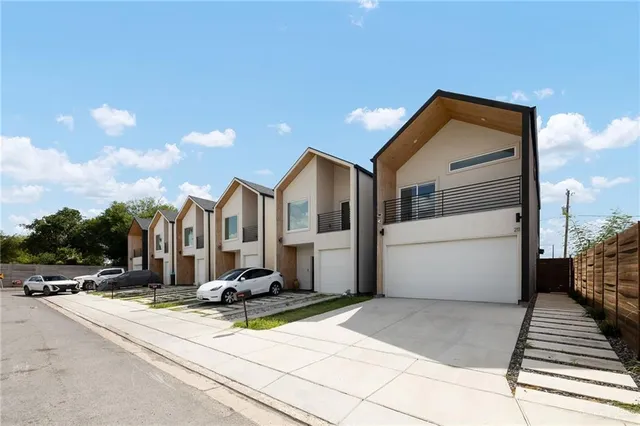 $2,100 | 211 North 28th Street, McAllen, TX 78501