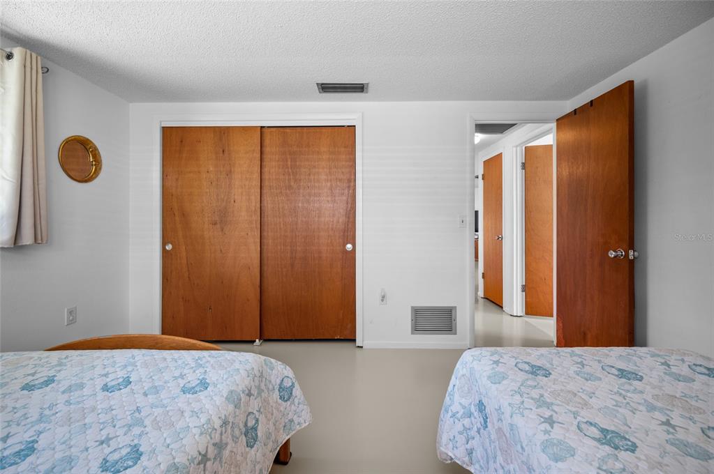 901 Ponderosa Road Venice, FL 34293 - Photo 15 of 33 a bedroom with a bed and a window
