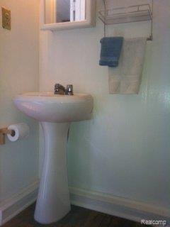 1554 Rochester Road Leonard, MI 48367 - Photo 8 of 17 upper bath