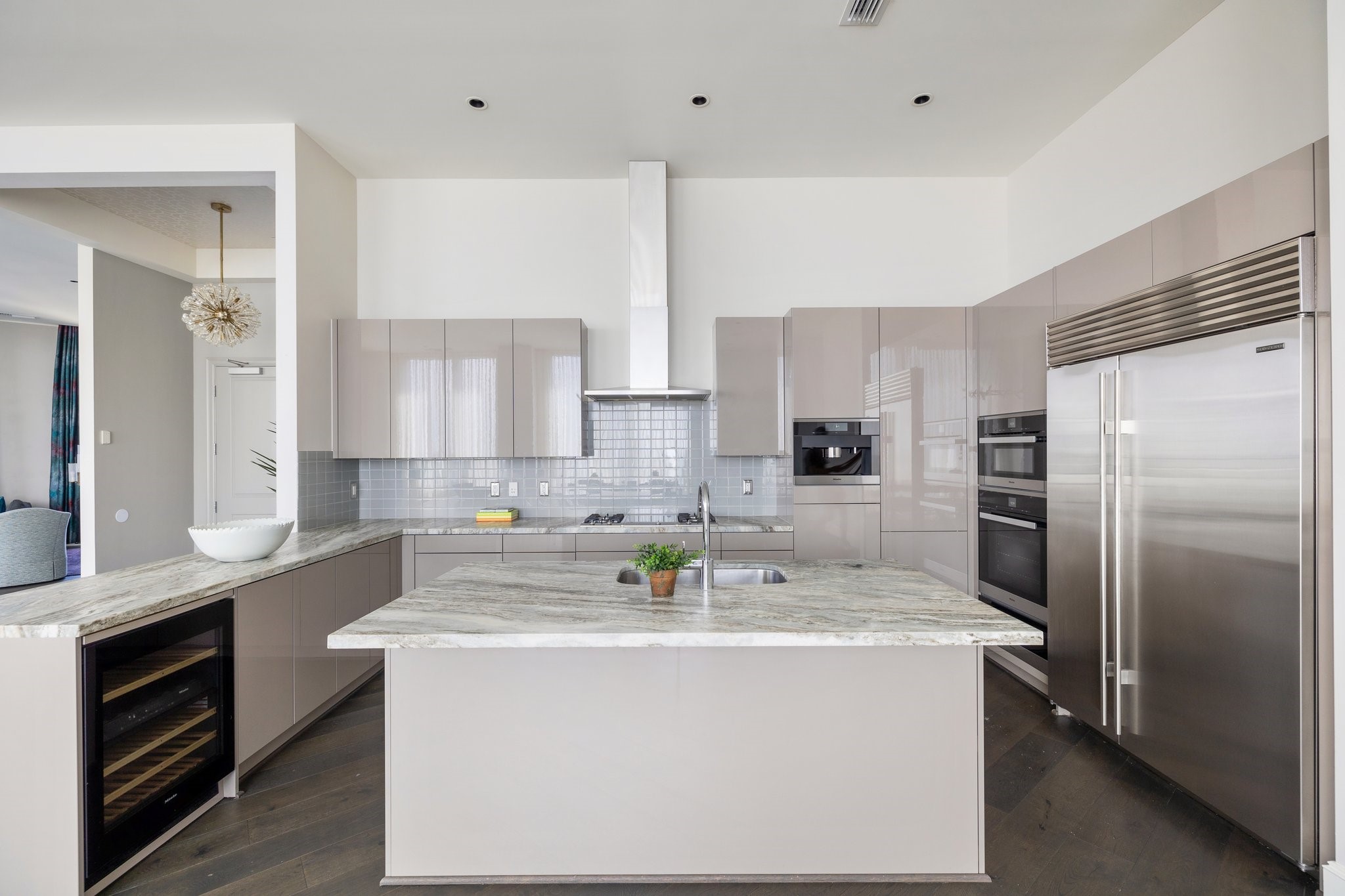 1409 Post Oak Boulevard, Unit 2702 Houston, TX 77056 - Photo 11 of 43 Marble countertops and both gas and induction cooktop.