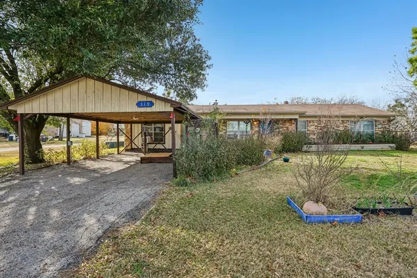 a view of a house with backyard and sitting area