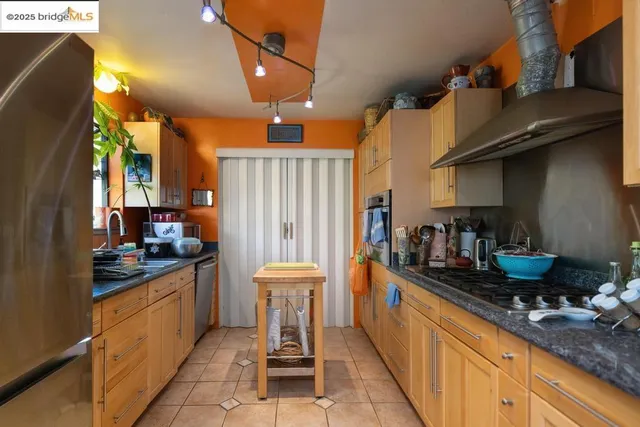 a kitchen that has a lot of cabinets in it