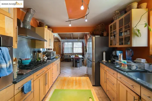 a view of a livingroom with furniture