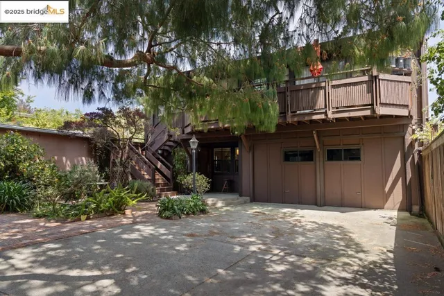 a view of entryway with a flower pot and a chair
