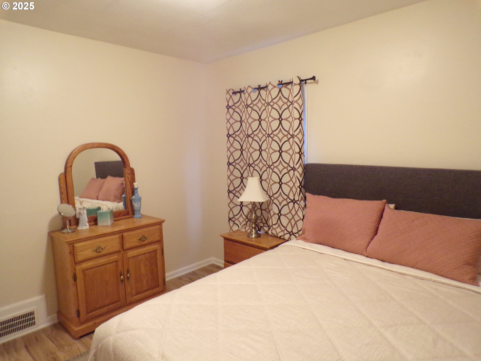 960 Shipping Street Northeast Salem, OR 97301 - Photo 13 of 29 a bedroom with a bed and a dresser
