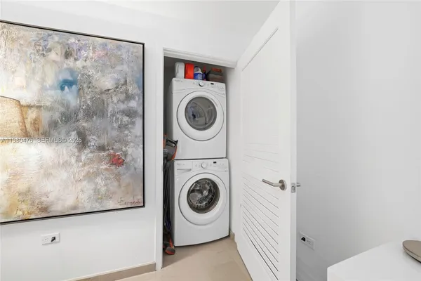 $6,900 | 88 Southwest 7th Street, Unit 1010, Miami, FL 33130