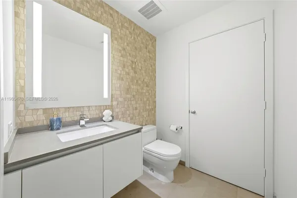 $6,900 | 88 Southwest 7th Street, Unit 1010, Miami, FL 33130