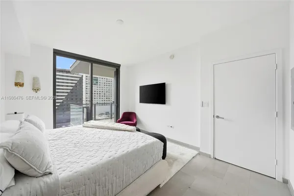 $6,900 | 88 Southwest 7th Street, Unit 1010, Miami, FL 33130