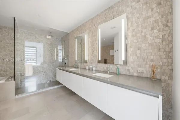 $6,900 | 88 Southwest 7th Street, Unit 1010, Miami, FL 33130