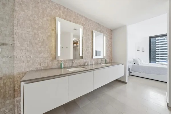 $6,900 | 88 Southwest 7th Street, Unit 1010, Miami, FL 33130