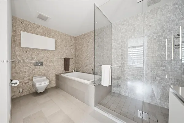 $6,900 | 88 Southwest 7th Street, Unit 1010, Miami, FL 33130