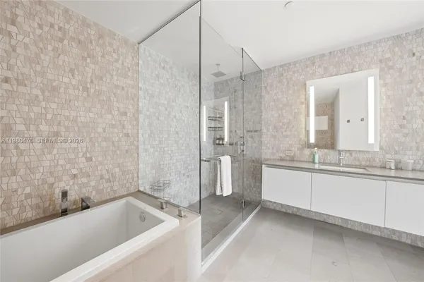 $6,900 | 88 Southwest 7th Street, Unit 1010, Miami, FL 33130