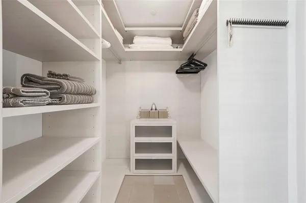 $6,900 | 88 Southwest 7th Street, Unit 1010, Miami, FL 33130