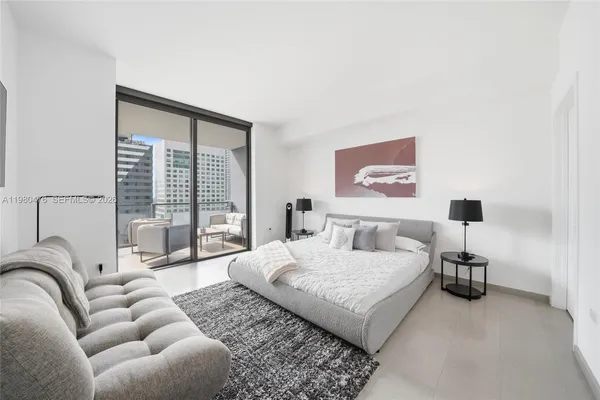 $6,900 | 88 Southwest 7th Street, Unit 1010, Miami, FL 33130