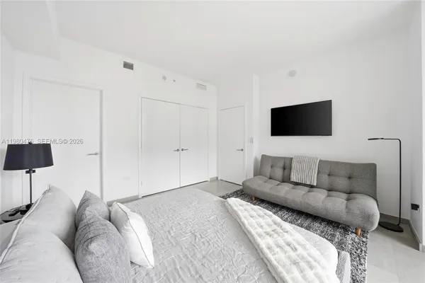 $6,900 | 88 Southwest 7th Street, Unit 1010, Miami, FL 33130