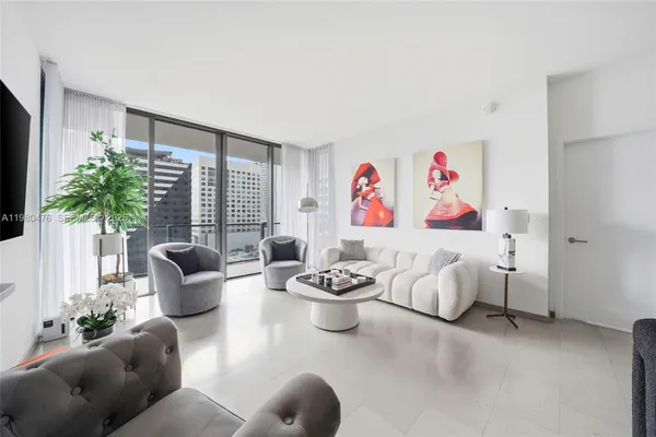 $6,900 | 88 Southwest 7th Street, Unit 1010, Miami, FL 33130