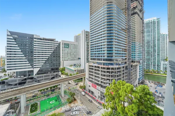 $6,900 | 88 Southwest 7th Street, Unit 1010, Miami, FL 33130