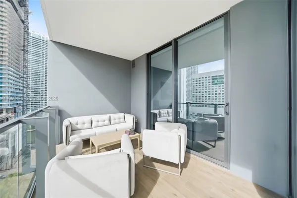 $6,900 | 88 Southwest 7th Street, Unit 1010, Miami, FL 33130