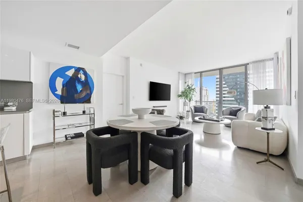 $6,900 | 88 Southwest 7th Street, Unit 1010, Miami, FL 33130