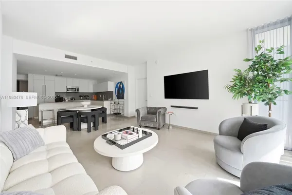 $6,900 | 88 Southwest 7th Street, Unit 1010, Miami, FL 33130