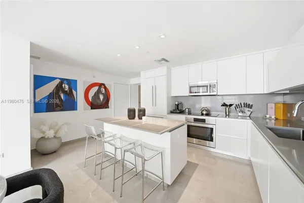 $6,900 | 88 Southwest 7th Street, Unit 1010, Miami, FL 33130