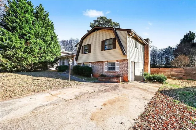 a view of a house with a yard