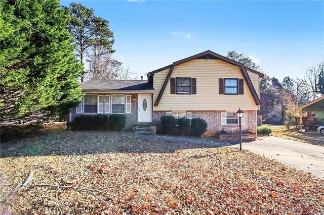 a view of a house with a yard