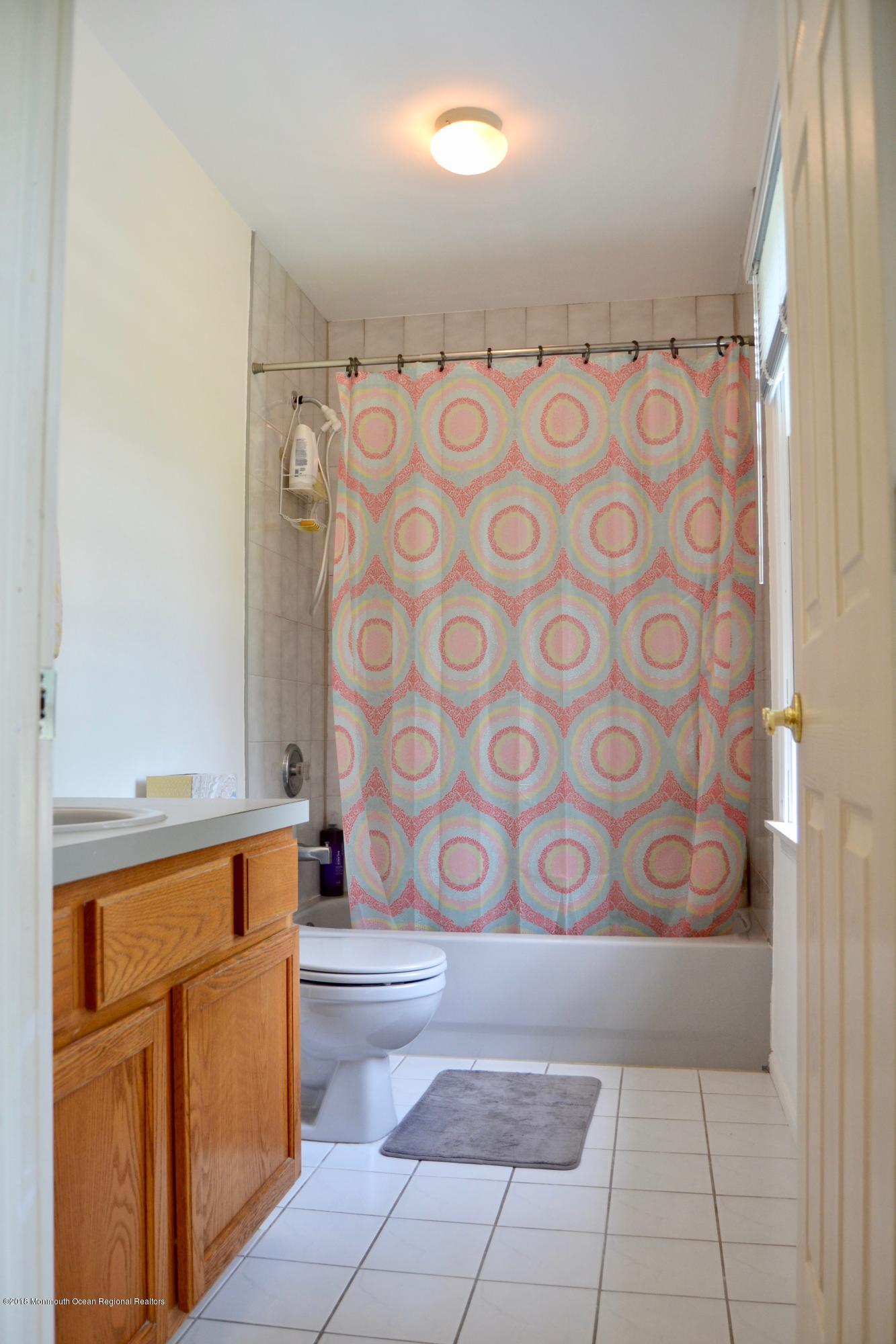 3087 Ridgeway Boulevard Manchester Township, NJ 08759 - Photo 28 of 30 a bathroom with a bathtub and shower