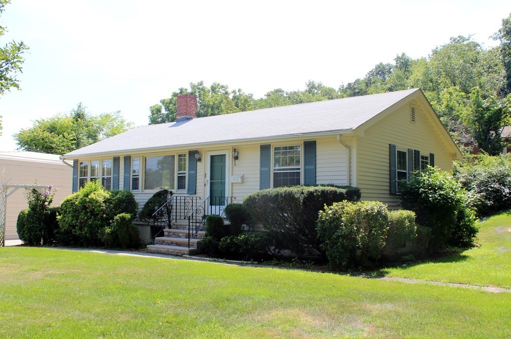 a view of a house with backyard and plants
