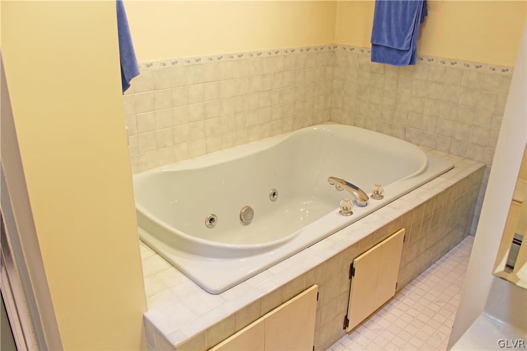 3184 Shakespeare Road Bethlehem, PA 18017 - Photo 13 of 27 Ensuite bathroom