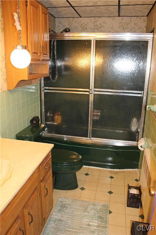 3184 Shakespeare Road Bethlehem, PA 18017 - Photo 17 of 27 Upstairs hall bathroom