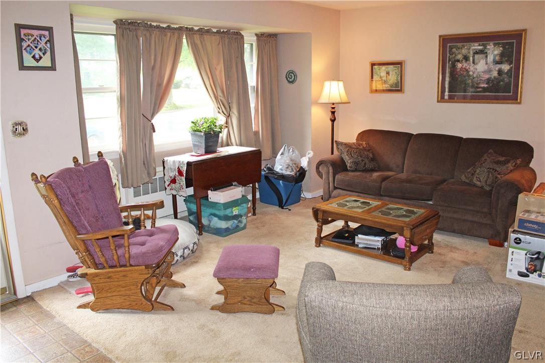 3184 Shakespeare Road Bethlehem, PA 18017 - Photo 3 of 27 Living room