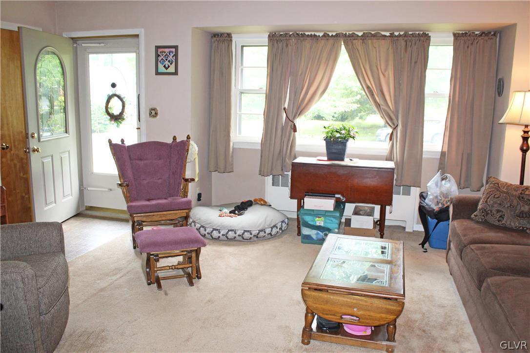 3184 Shakespeare Road Bethlehem, PA 18017 - Photo 4 of 27 Living room
