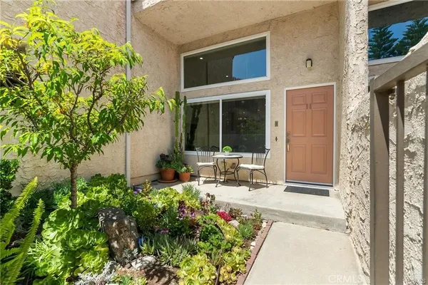 $3,800 | 23401 Park Sorrento, Unit 55, Calabasas, CA 91302