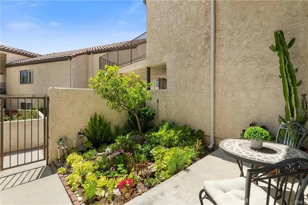 $3,800 | 23401 Park Sorrento, Unit 55, Calabasas, CA 91302