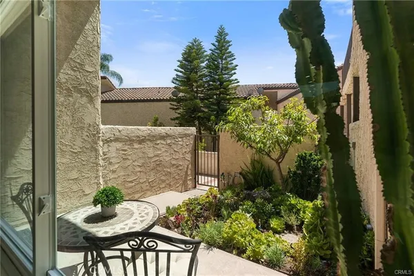 $3,800 | 23401 Park Sorrento, Unit 55, Calabasas, CA 91302