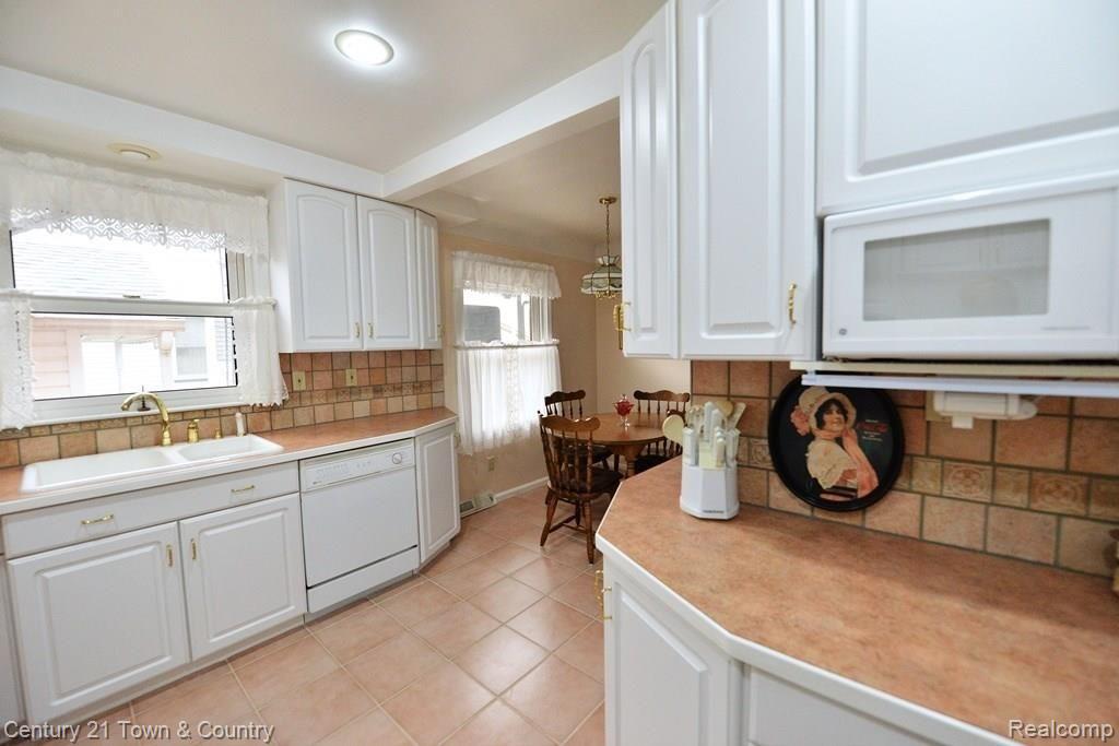 3421 Chester Road Royal Oak, MI 48073 - Photo 4 of 36 Kitchen leads to dining area