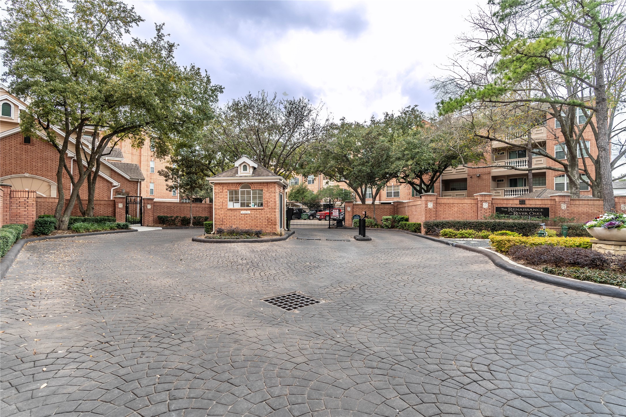2111 Welch Street, Unit A232 Houston, TX 77019 - Photo 2 of 22 Around-the-clock manned entry gate.