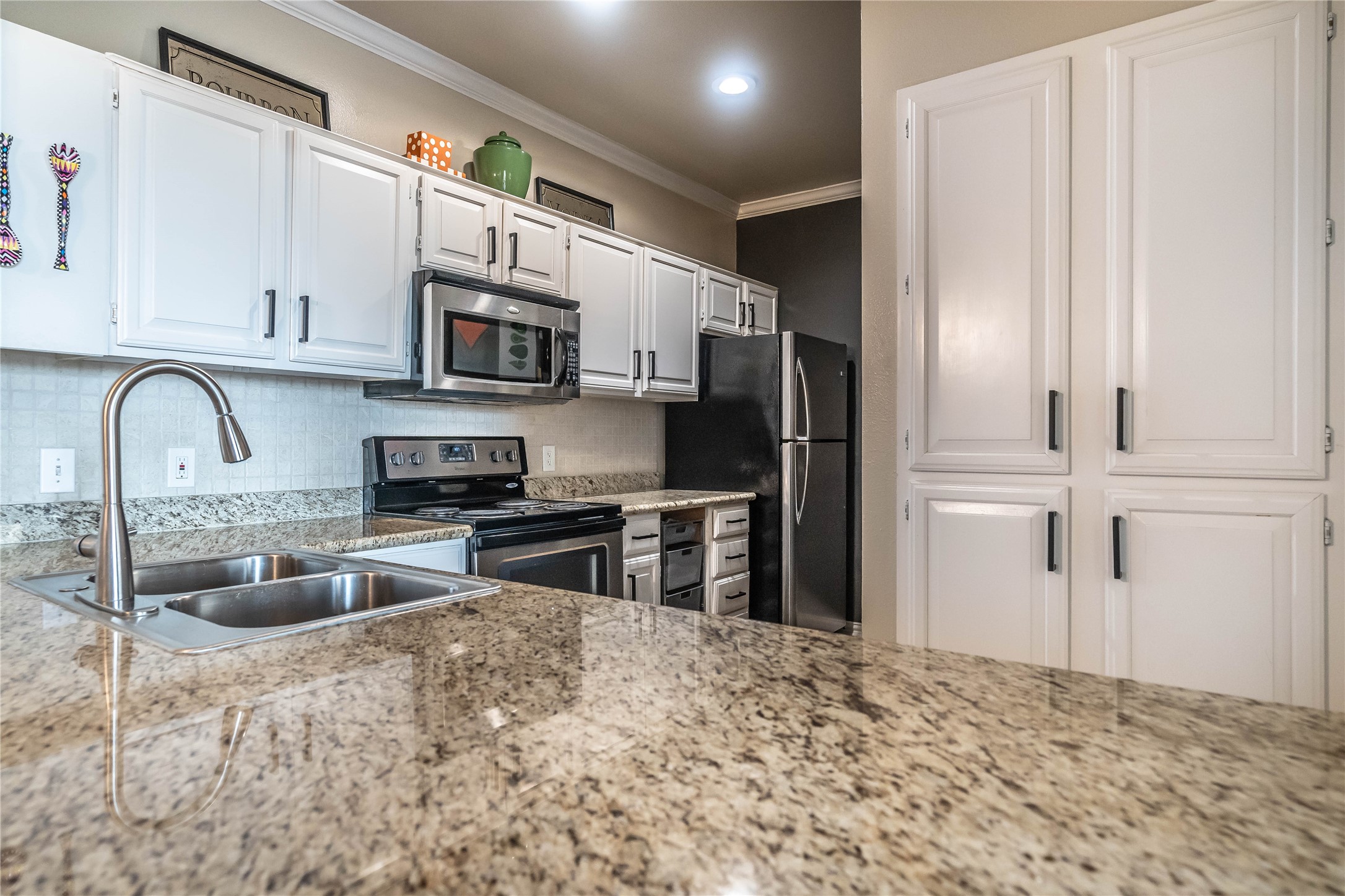2111 Welch Street, Unit A232 Houston, TX 77019 - Photo 10 of 22 Granite countertops.