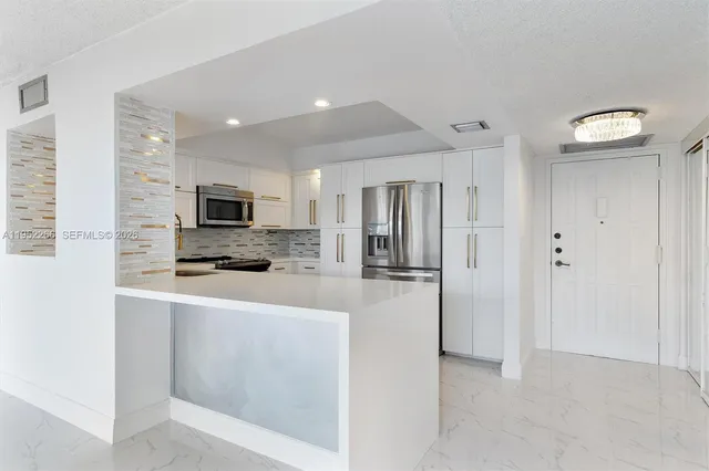 $2,800 | 600 Parkview Drive, Unit 509, Hallandale Beach, FL 33009