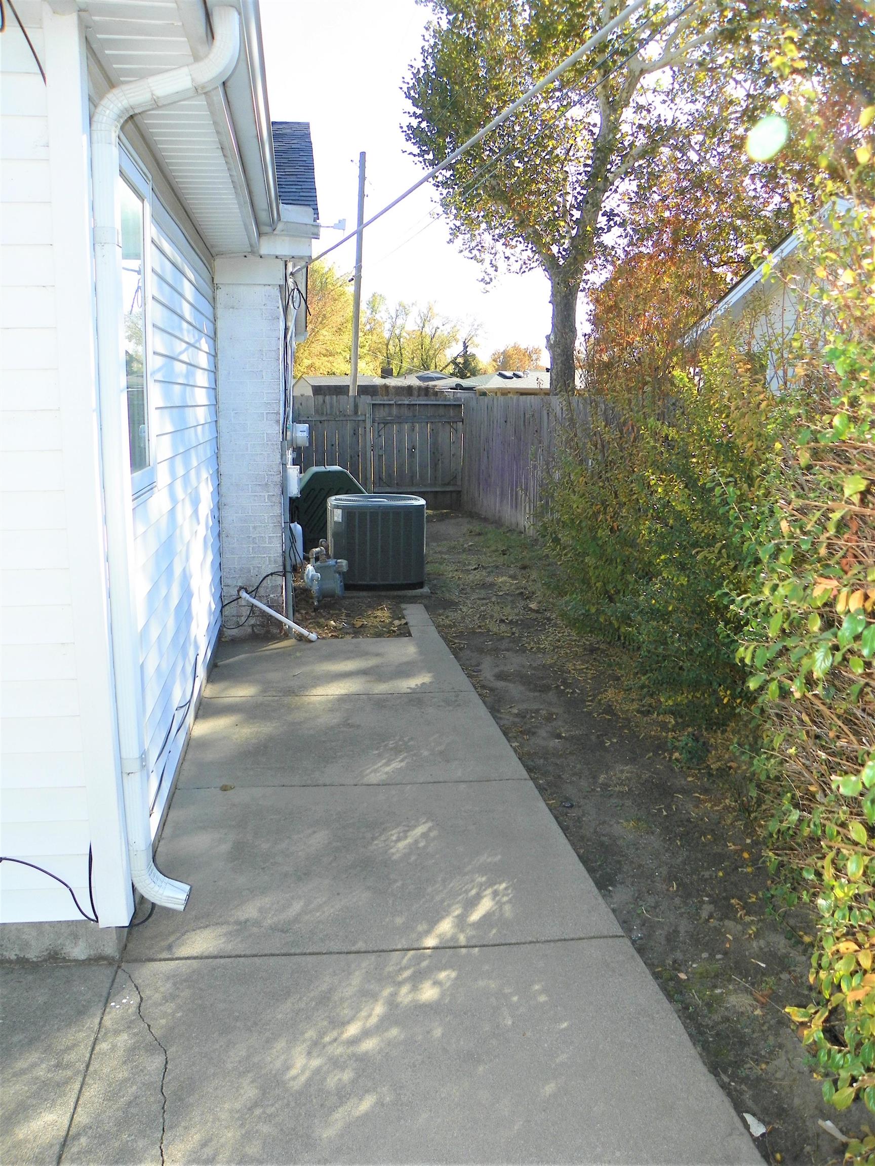 1372 North Iroquois Road Wichita, KS 67203 - Photo 11 of 36