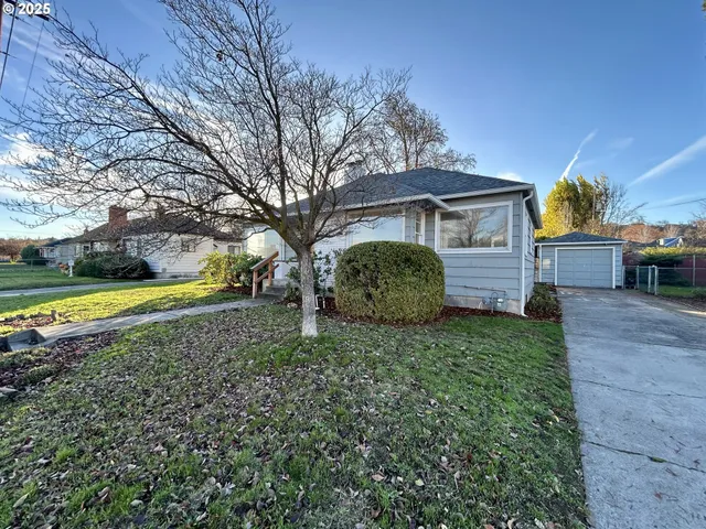 a view of a house with a backyard