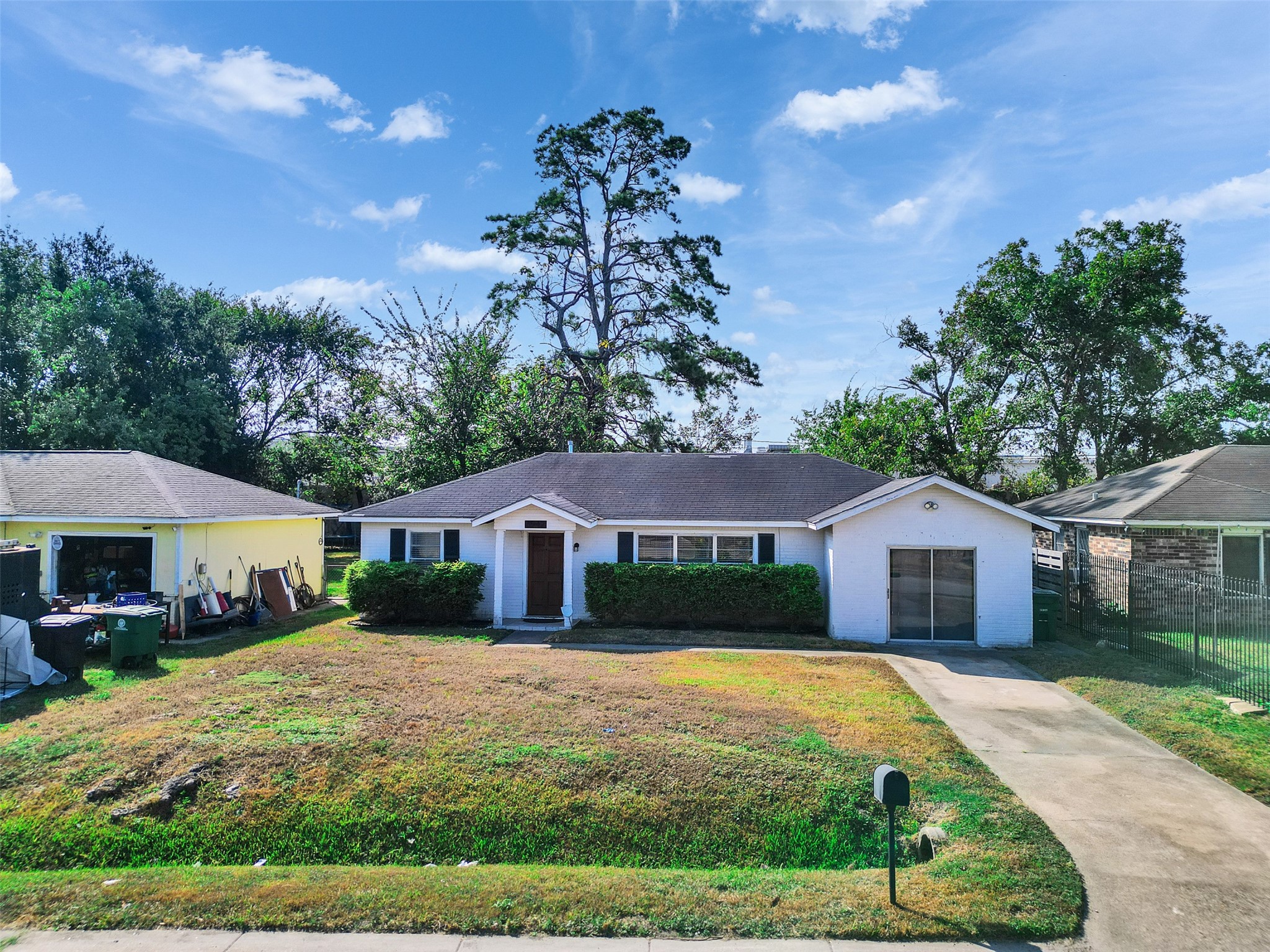 6942 Peyton Street Houston, TX 77028 - Photo 1 of 33 a front view of a house with garden
