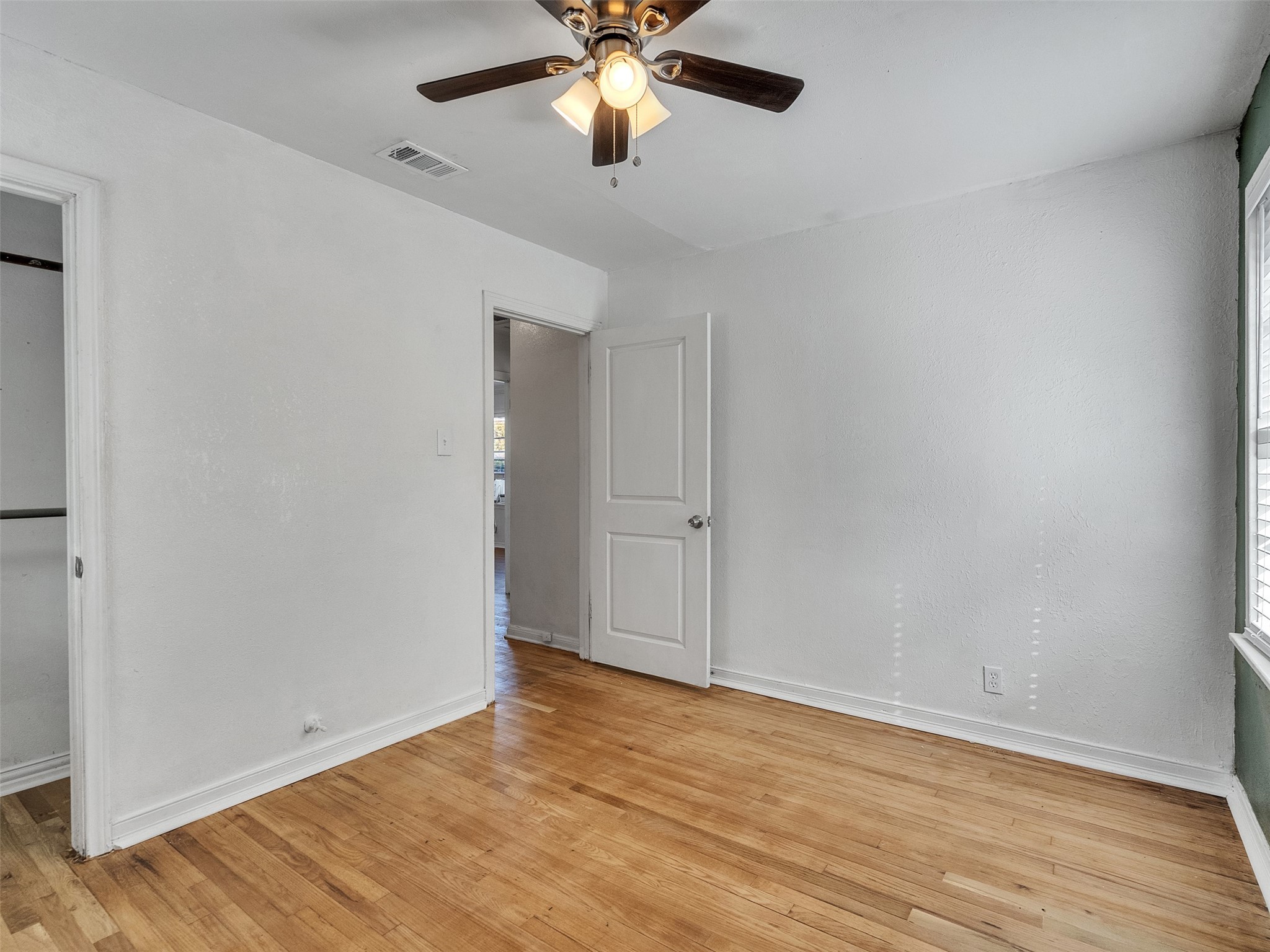 6942 Peyton Street Houston, TX 77028 - Photo 14 of 33 a view of empty room with wooden floor
