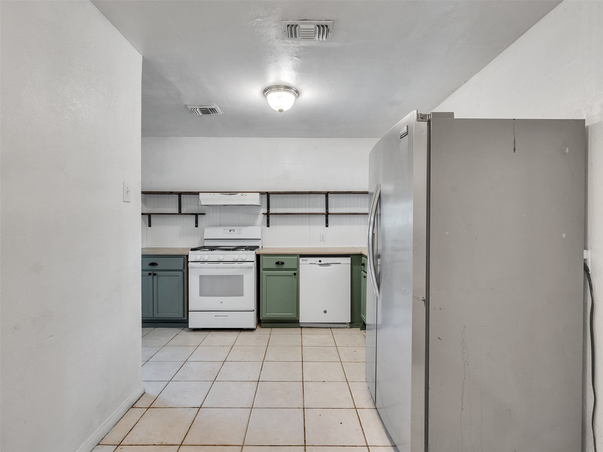 6942 Peyton Street Houston, TX 77028 - Photo 20 of 33 a utility room with washer and dryer