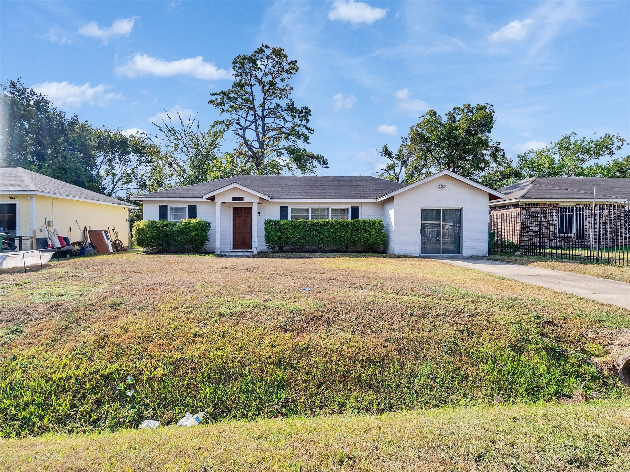 6942 Peyton Street Houston, TX 77028 - Photo 2 of 33 a front view of a house with a garden
